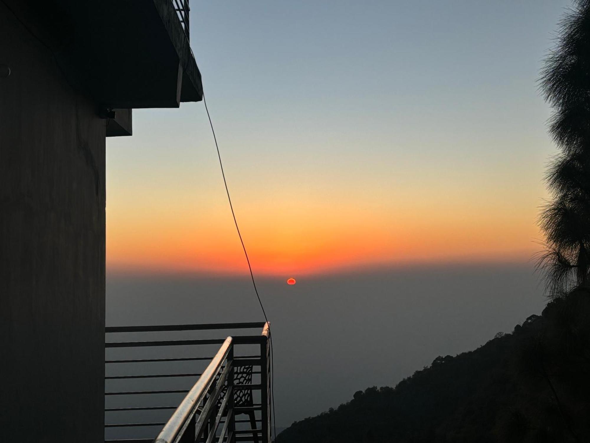 Panormic View By The North Edge Apartamento Kasauli Exterior foto