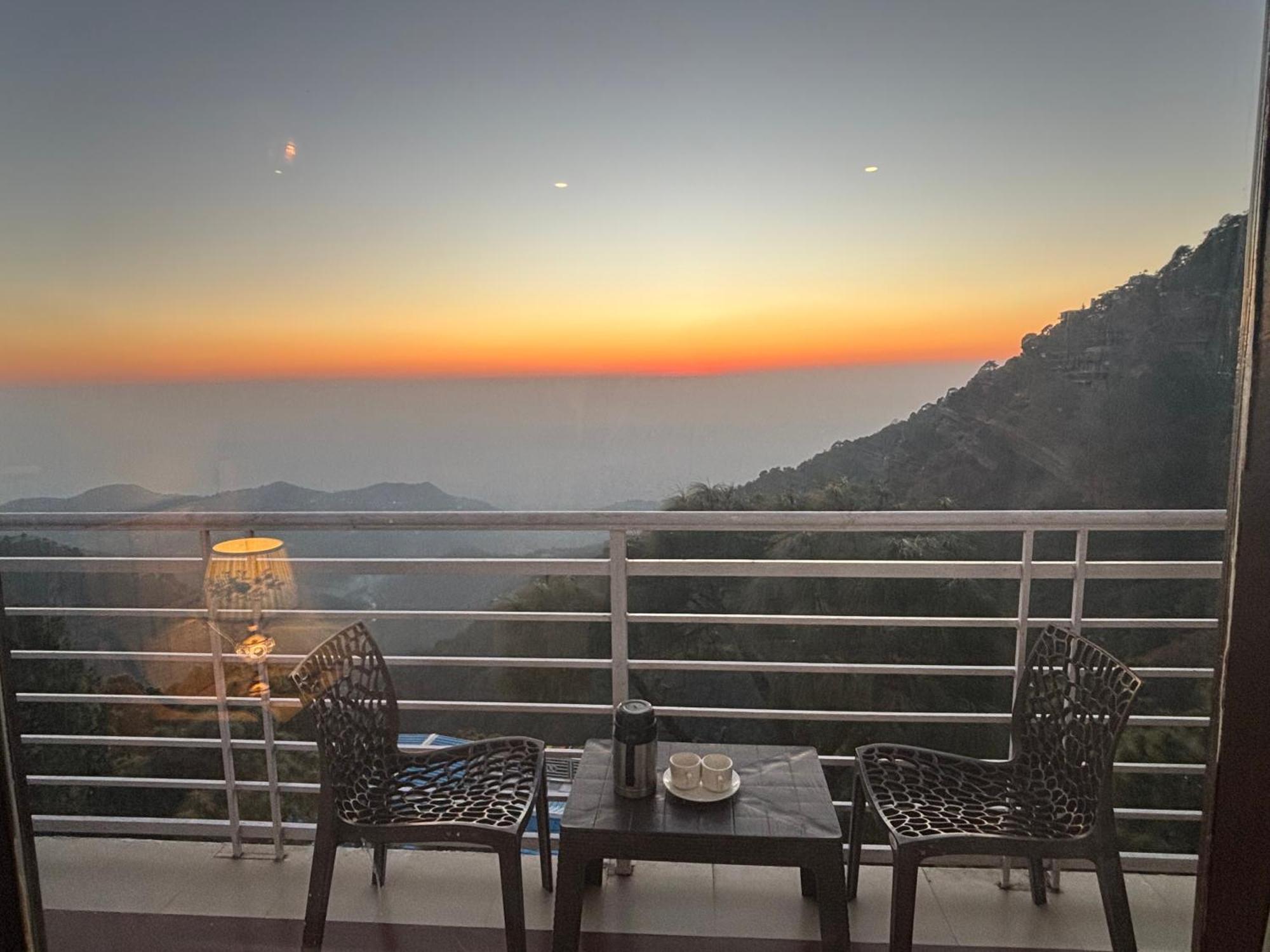 Panormic View By The North Edge Apartamento Kasauli Exterior foto